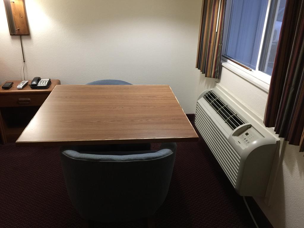 Deluxe King Room No pets