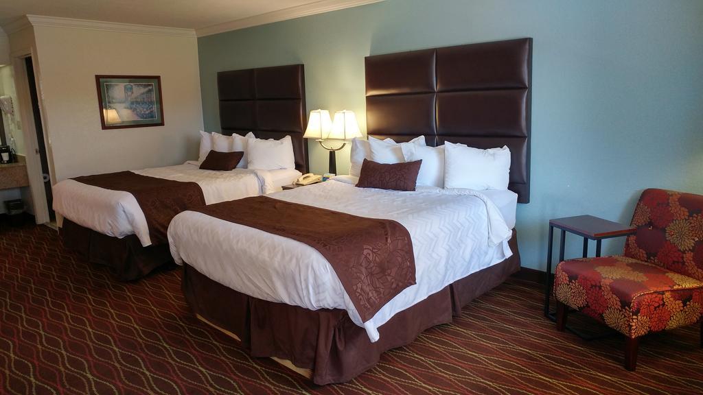 Queen Room Two Queen Beds Bath Tub Mobility Accessible or Non-Smoking