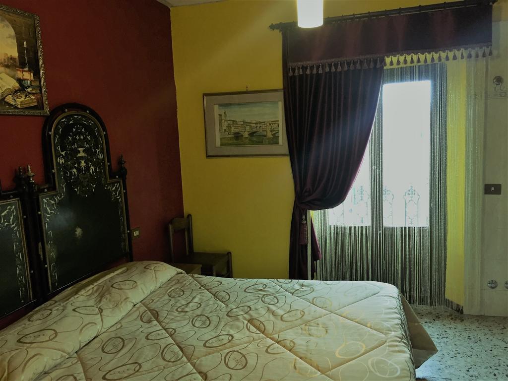 Camera Matrimoniale/Doppia con Letti Singoli con Doccia e Bagno in Comune