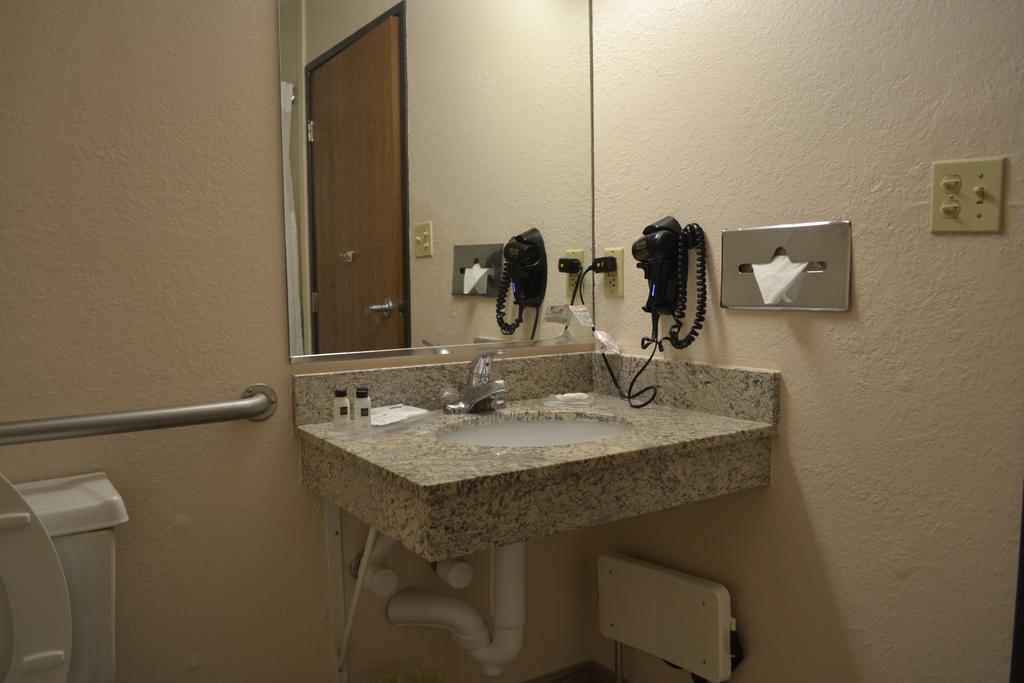 King Room - Disability Access Roll in Shower /Non-Smoking