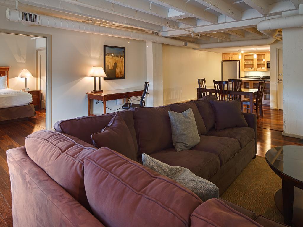 One-Bedroom Queen Suite