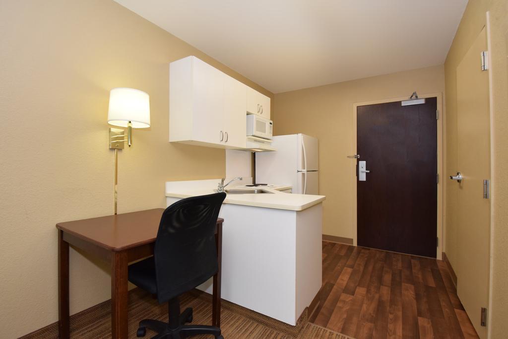 Queen studio 1 Queen Bed Disability Access or Non-Smoking