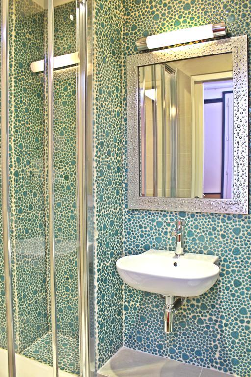 Single Room Private Shower Toilet