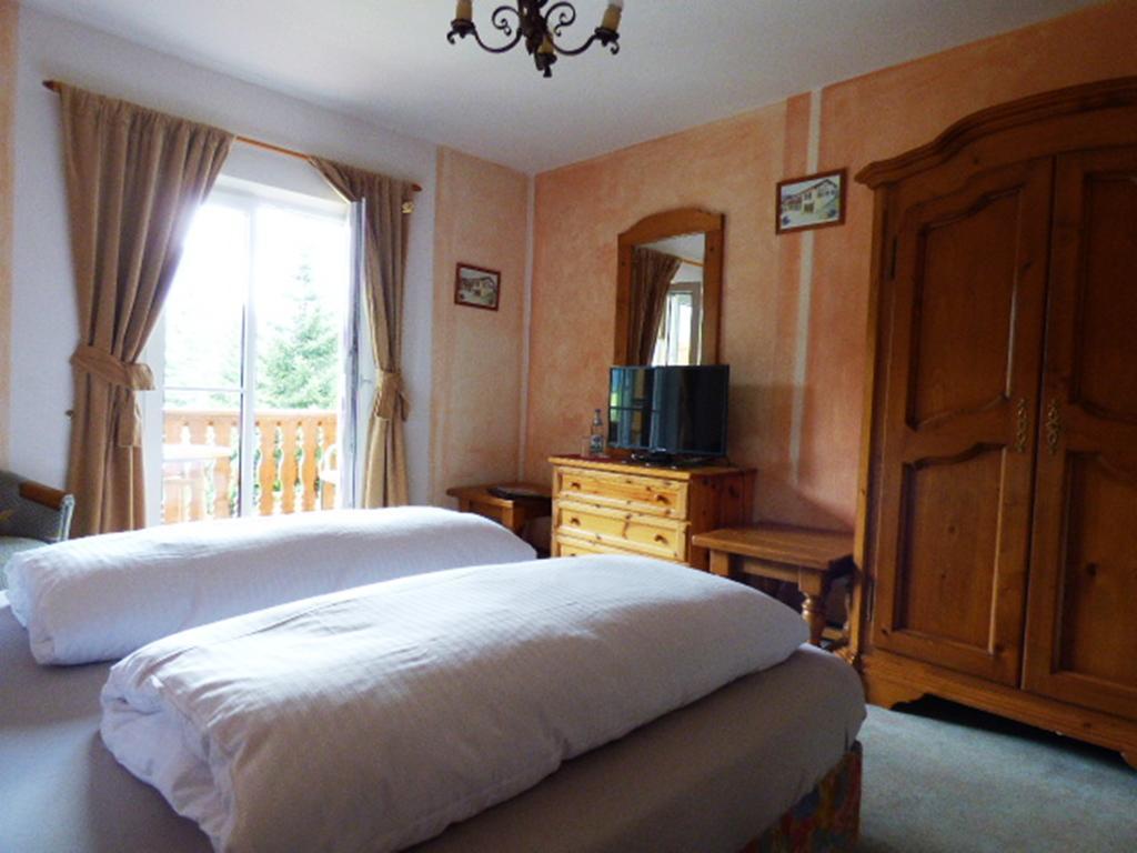 Double Room private bathroom across the hall