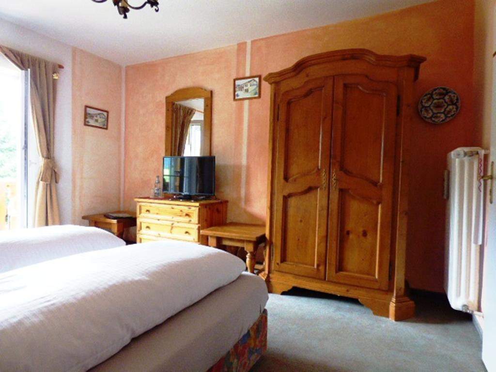 Double Room private bathroom across the hall