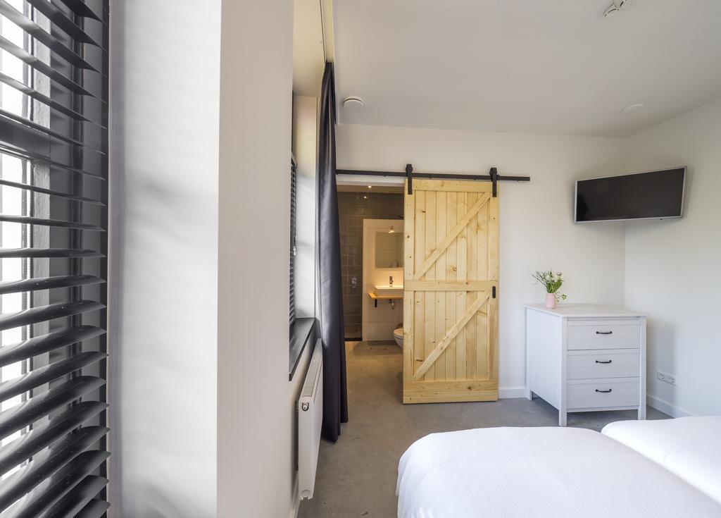 Deluxe Double Room Shower