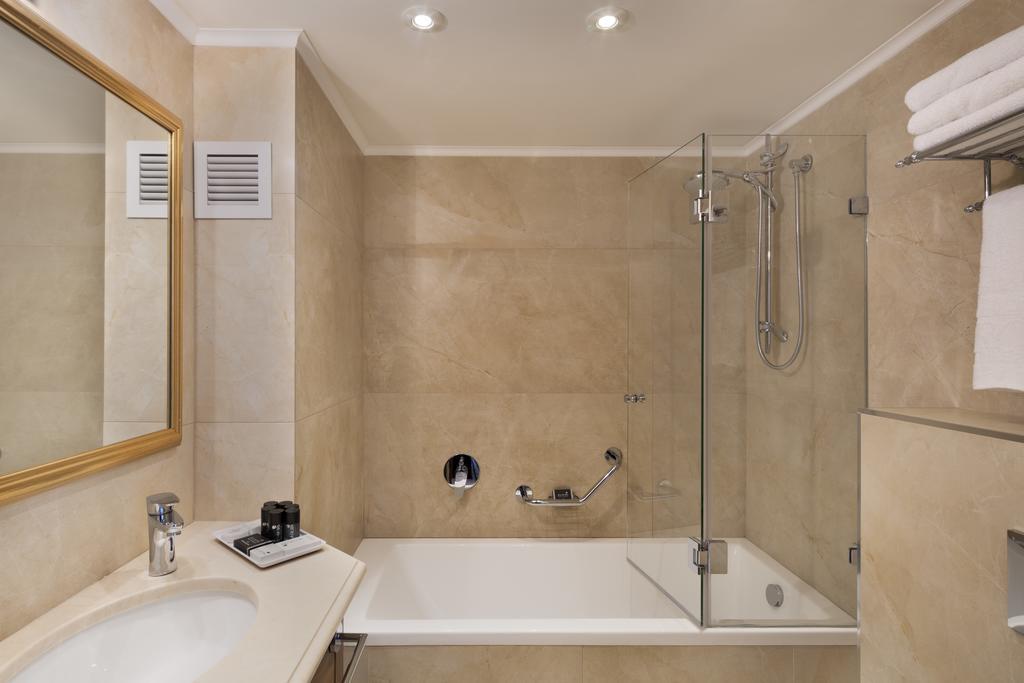 Quarto Superior com Cama de Casal ou 2 de Solteiro e Vista Parcial do Mar