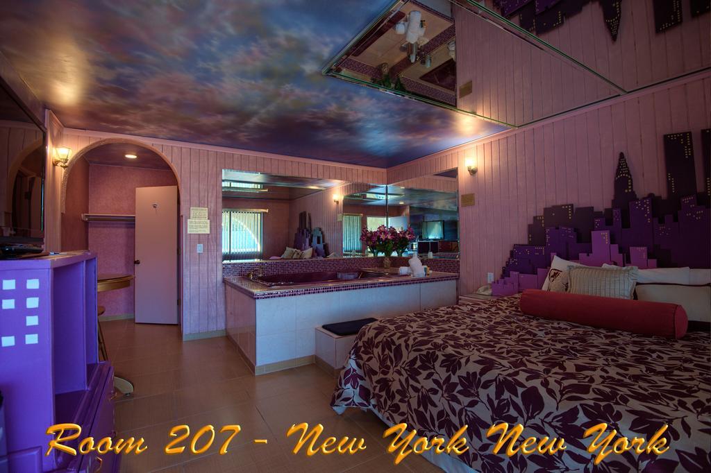 1 King Bed Theme 2 Jetted Tub Non-Smoking