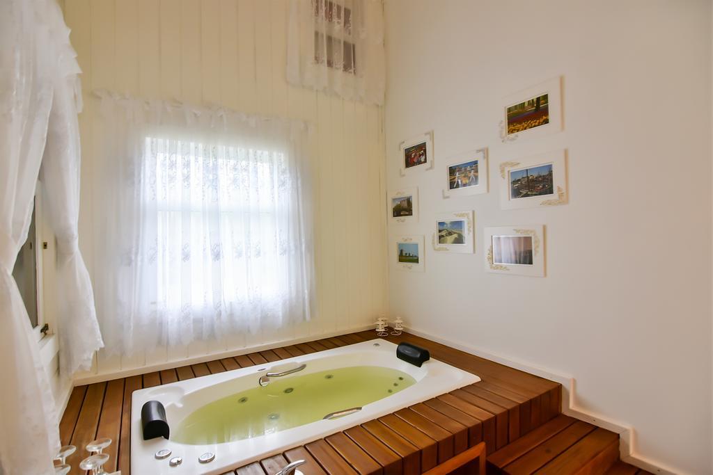 Deluxe Double Room Bath