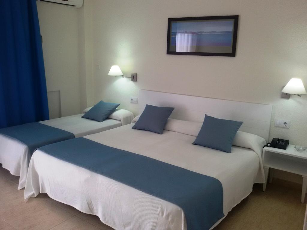 Habitación Doble con vistas a la piscina (2 adultos + 1 niño)