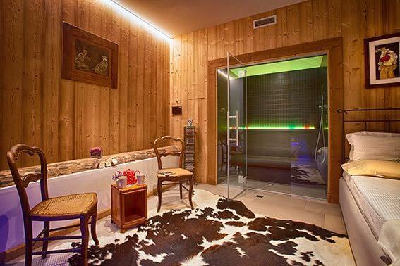 Deluxe Suite Spa Basement