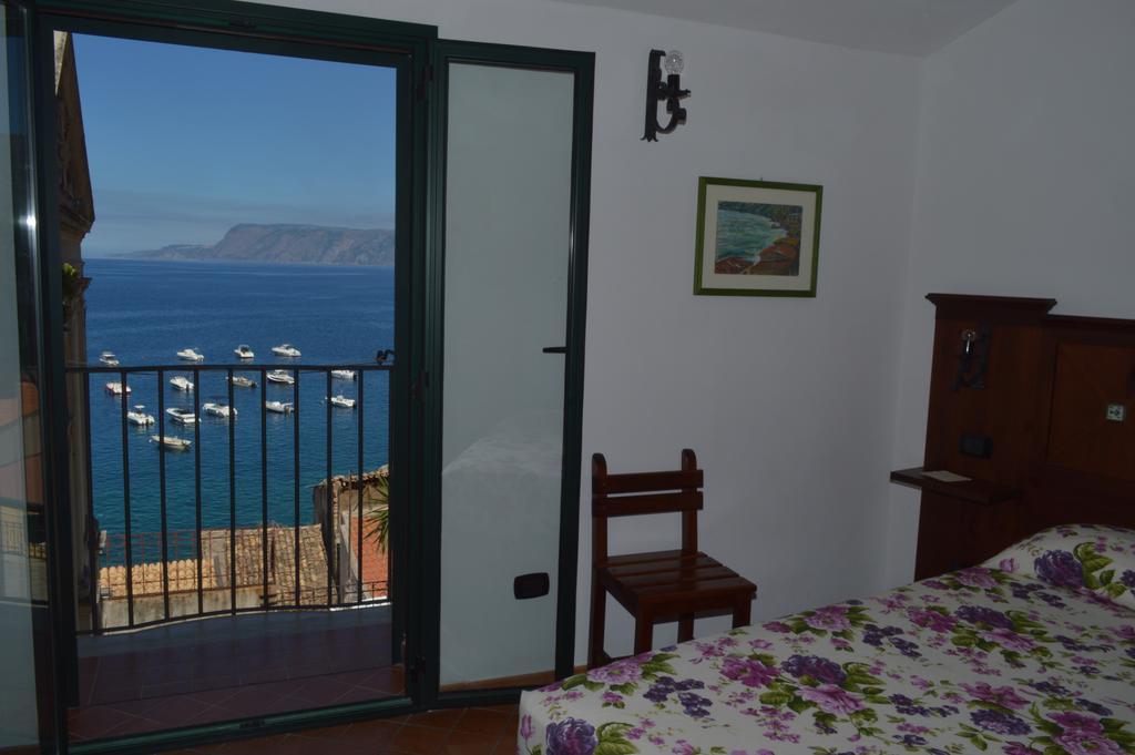 Camera Matrimoniale con Balcone e Vista Mare