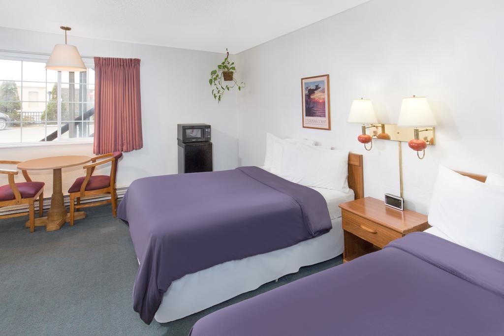 Queen Room Two Queen Beds Non-Smoking