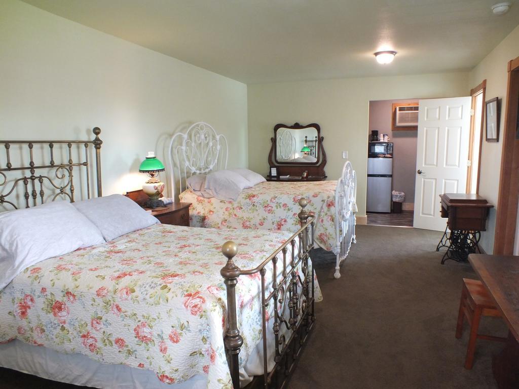 Double Room Two Double Beds Non-Smoking