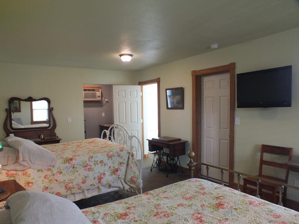 Double Room Two Double Beds Non-Smoking