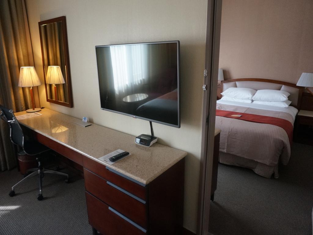 Doppel- und Zweibettzimmer mit Verbindungstür.