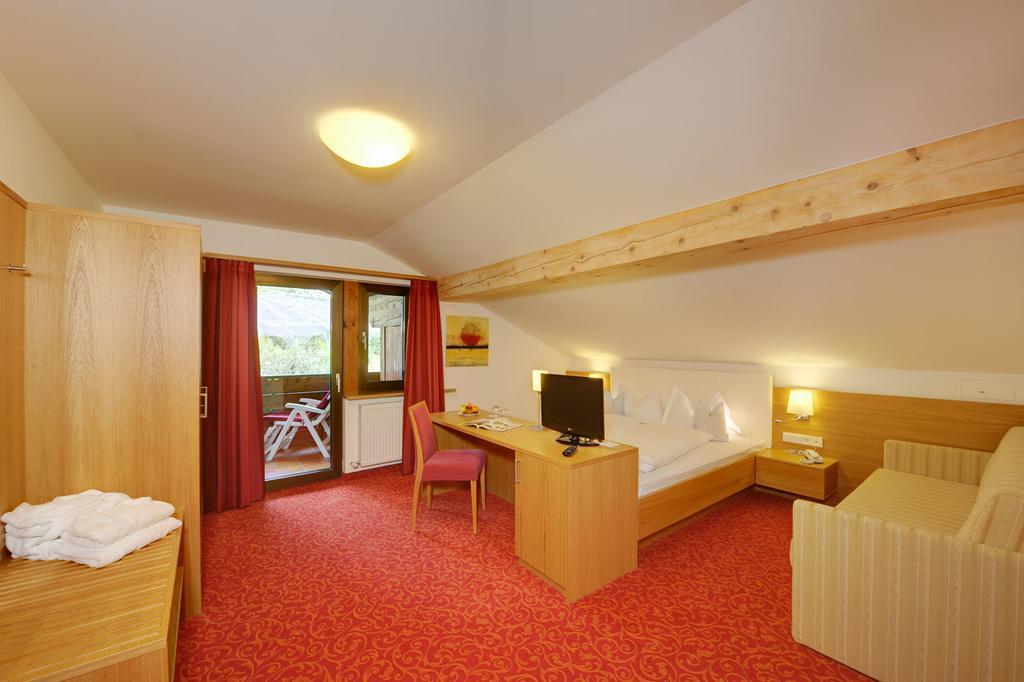 Doppelzimmer mit Balkon (2 Erwachsene + 1 Kind)