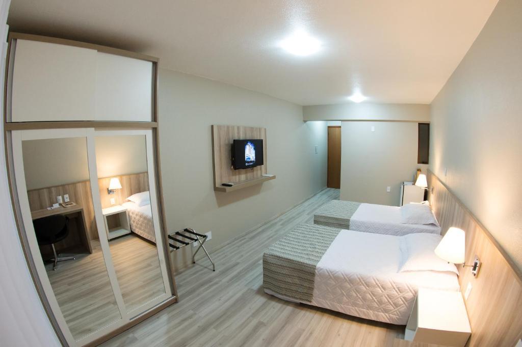 Quarto Grande com Cama de Casal ou 2 de Solteiro
