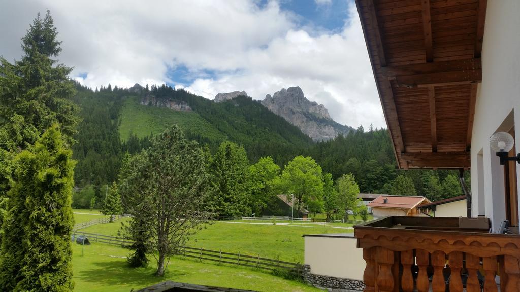 One-Bedroom Apartment Balcony Mountain View