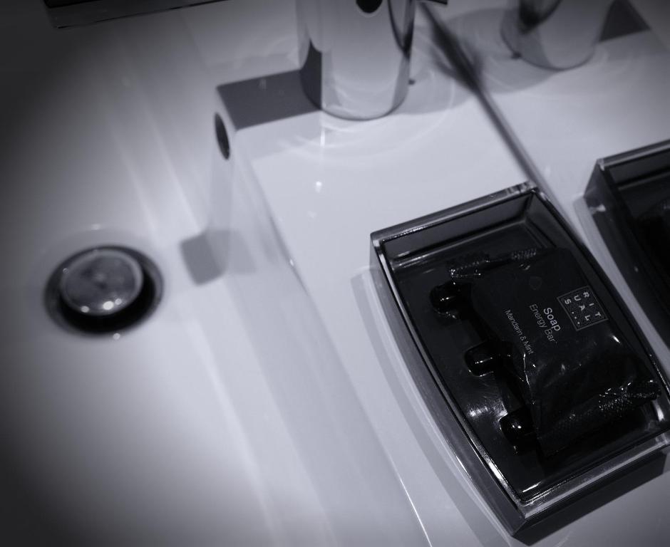 Family Room with Shower,395718408:JPEG