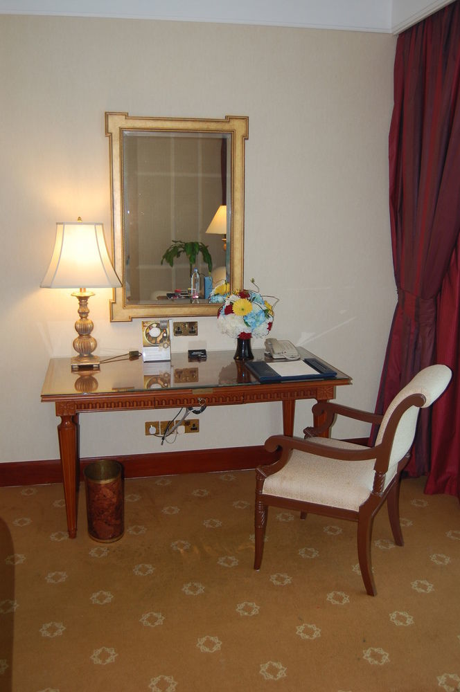 Jood Club King Bed Lounge Access