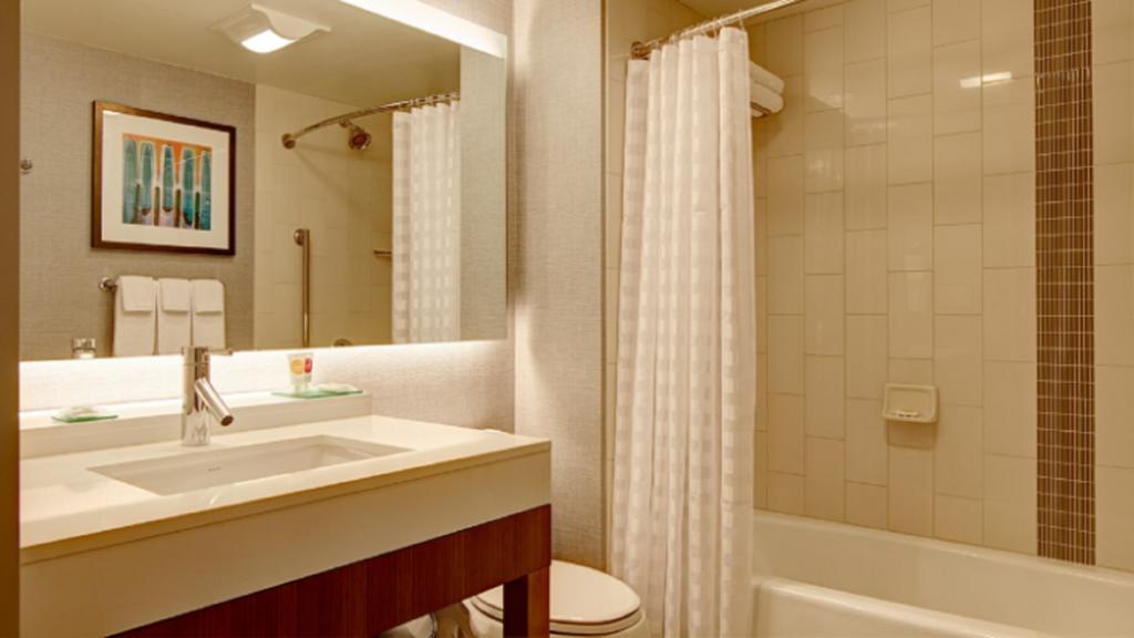 Queen Room Two Queen Beds tub Disability access