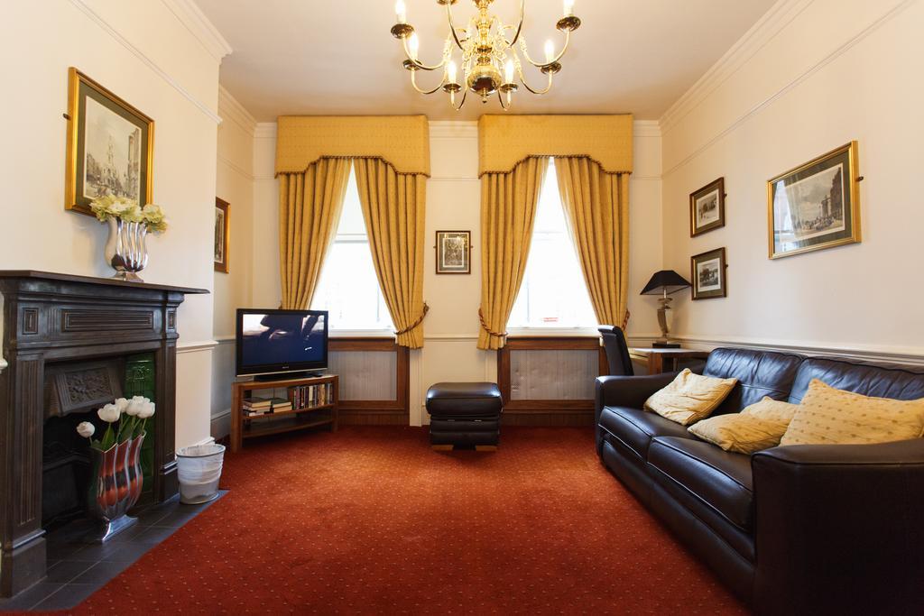 Deluxe One-Bedroom Apartment