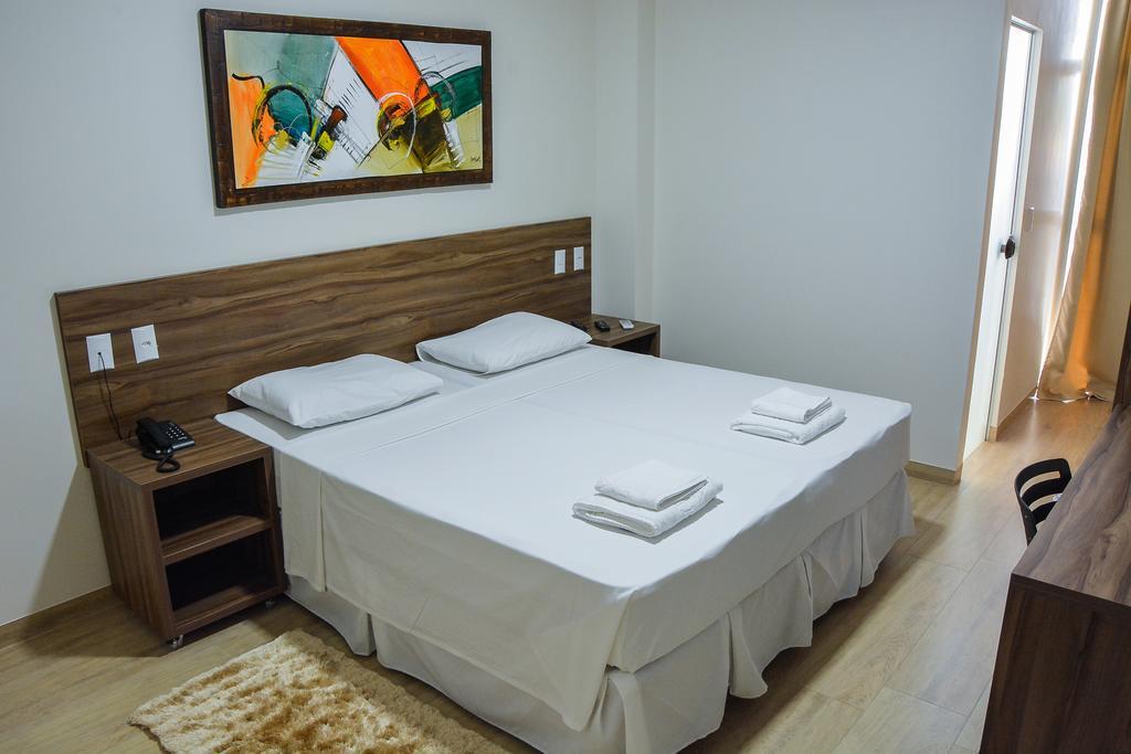 Quarto Individual com Cama de Casal