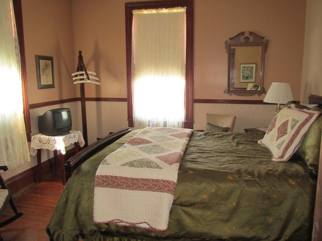 Queen Room Private External Bathroom Victoria