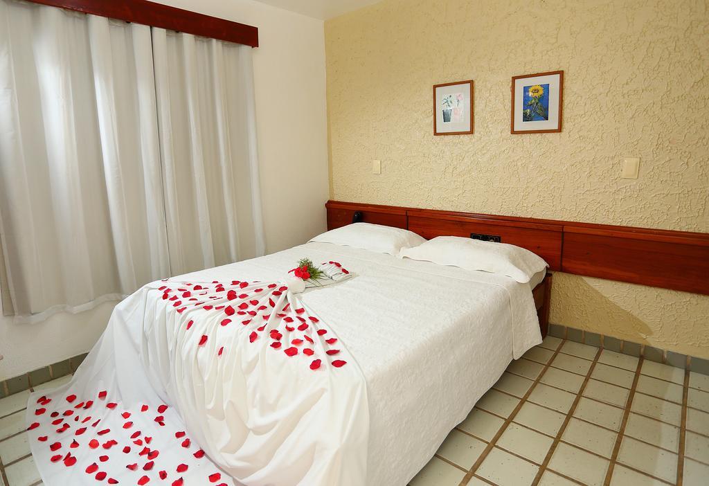 Quarto Pequeno com Cama de Casal ou 2 de Solteiro