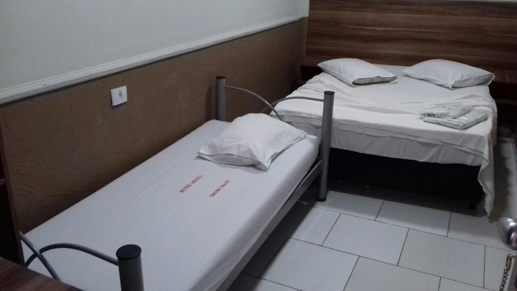 Quarto Econômico com 2 Camas de Solteiro