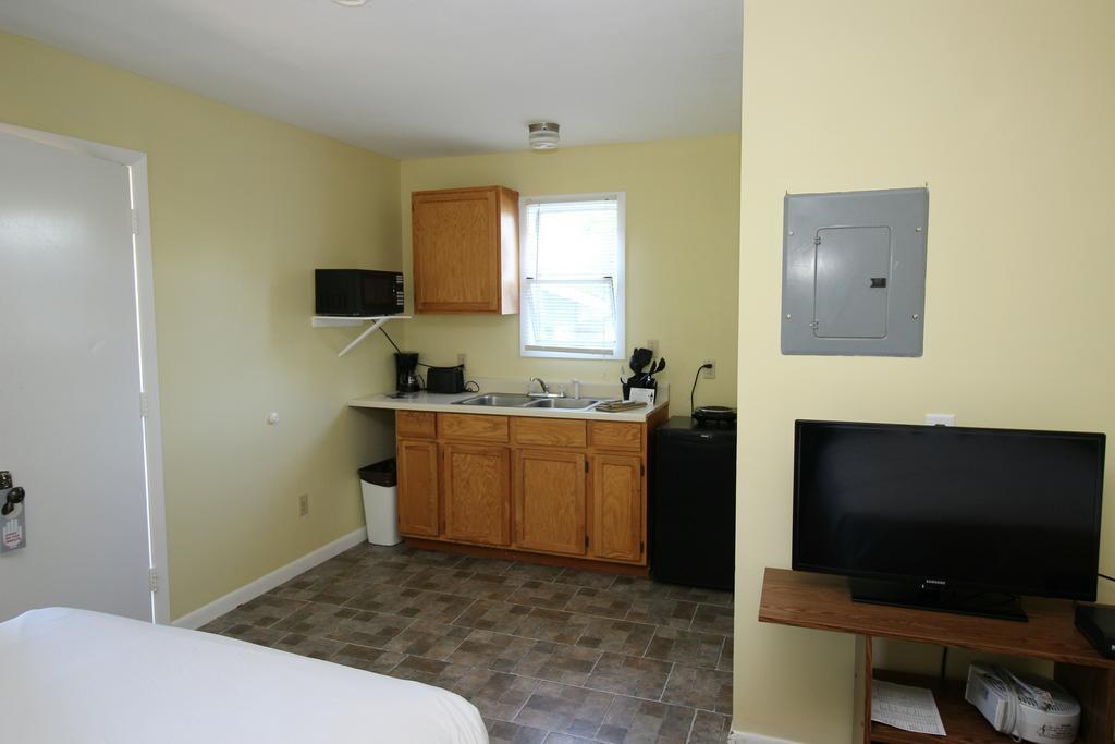 Efficiency Double Room Two Double Beds