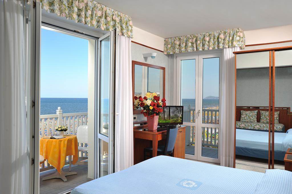 Double or Twin Room Sea View