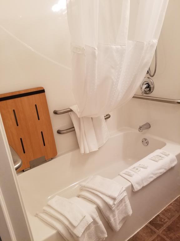 Double Room Mobility Access Bathtub Grab Bars Non-Smoking