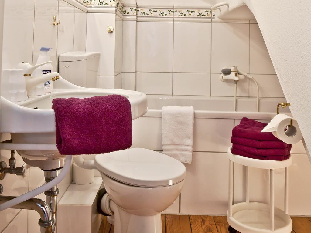 Economy Double Room Low Bathroom Ceiling