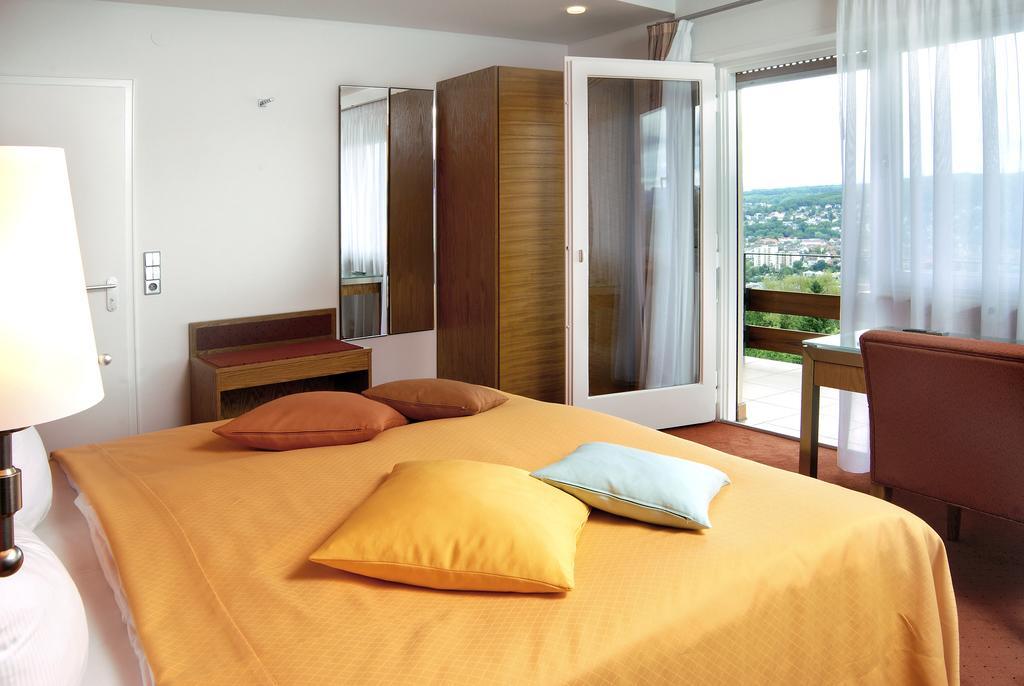 Doppel-/Zweibettzimmer mit Balkon