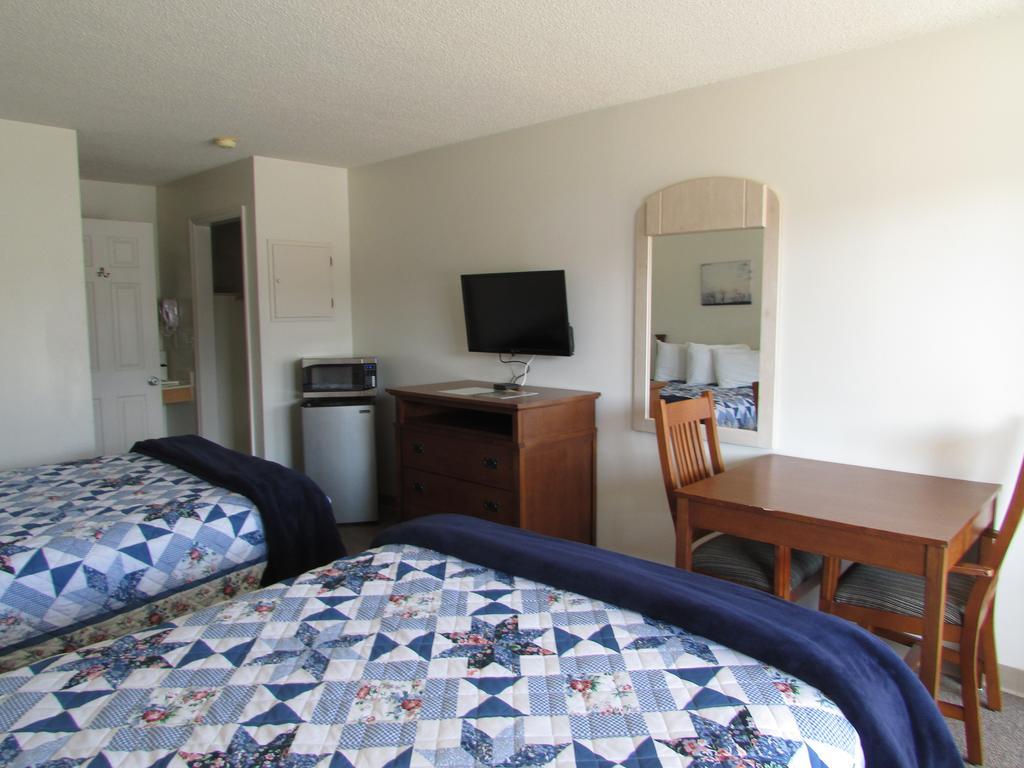 Queen Room Pool View