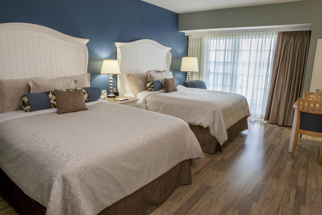 Queen Room Patio Lake View