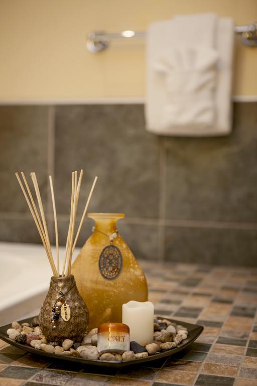 Queen Room Spa Bath Village View