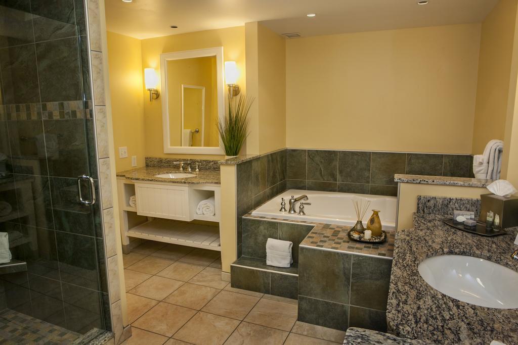 Queen Room Spa Bath Village View