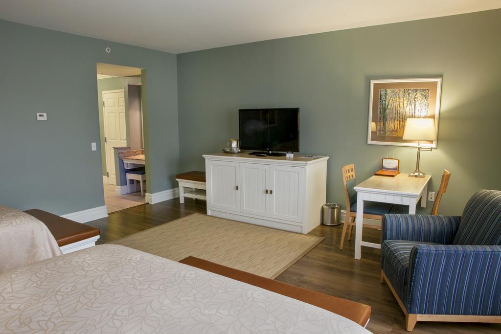 Queen Room Spa Bath Village View