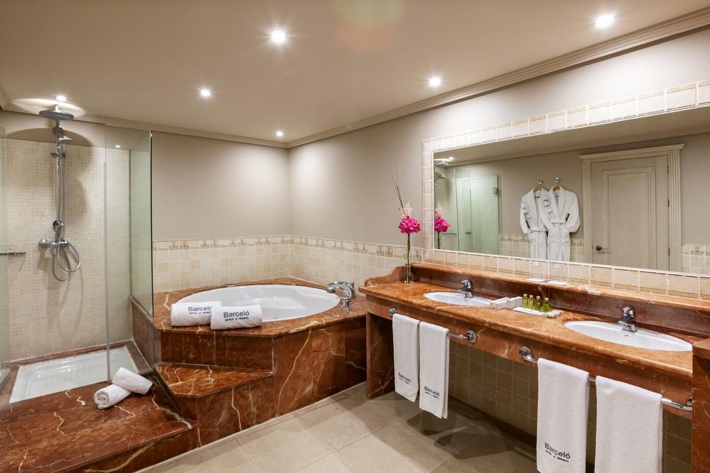 Deluxe Double Room with Club Premium  Access,1550473615:JPEG