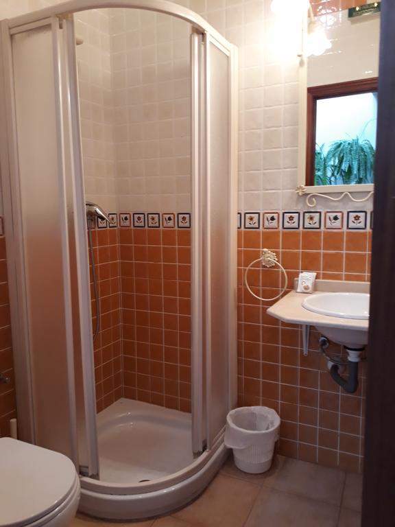 Habitación Doble con baño privado externo - 2 camas