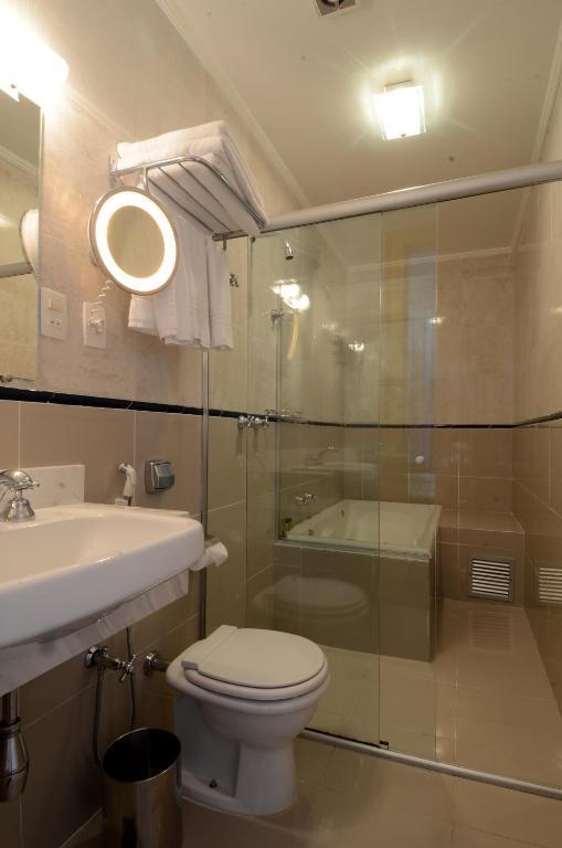 Quarto com Cama Queen-size e Banheira de Hidromassagem