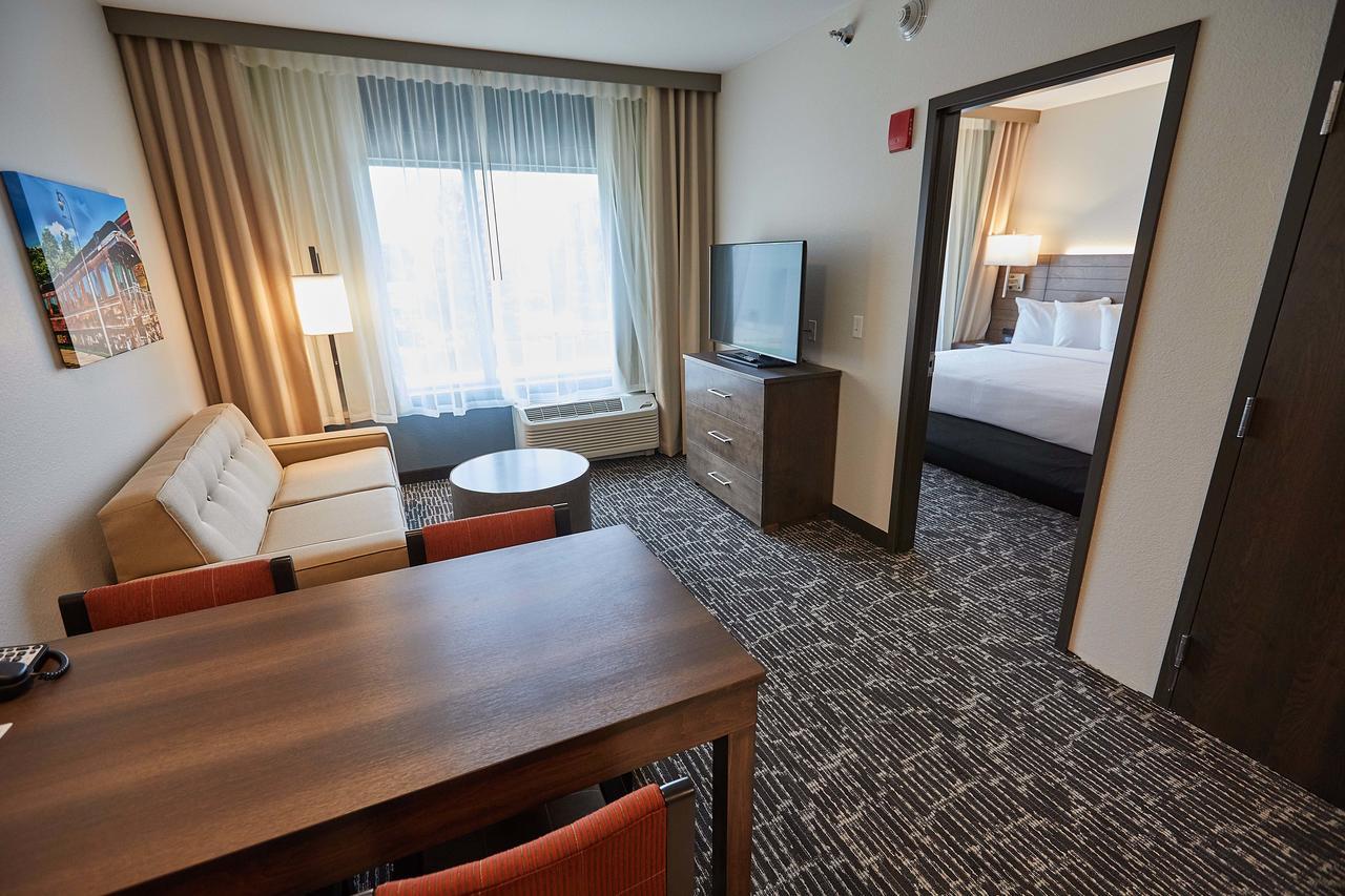 Deluxe King Suite