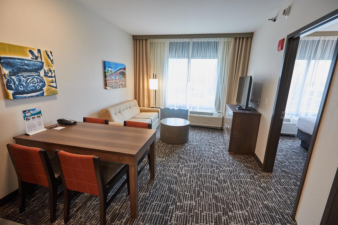 Deluxe King Suite