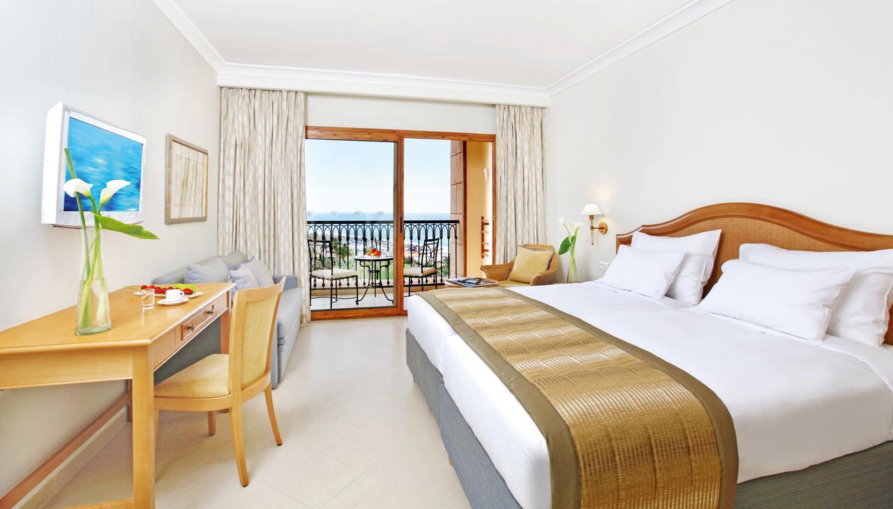 Chambre Lit King-Size Classique - Vue Partielle sur Mer