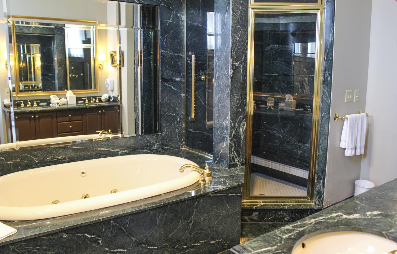 Deluxe Suite Spa Bath