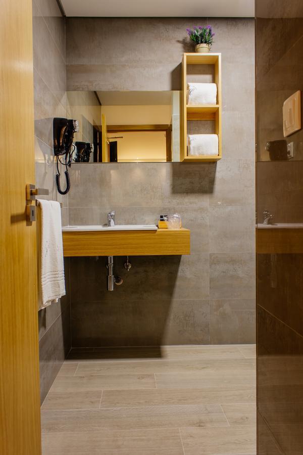 Deluxe Double Room Shower