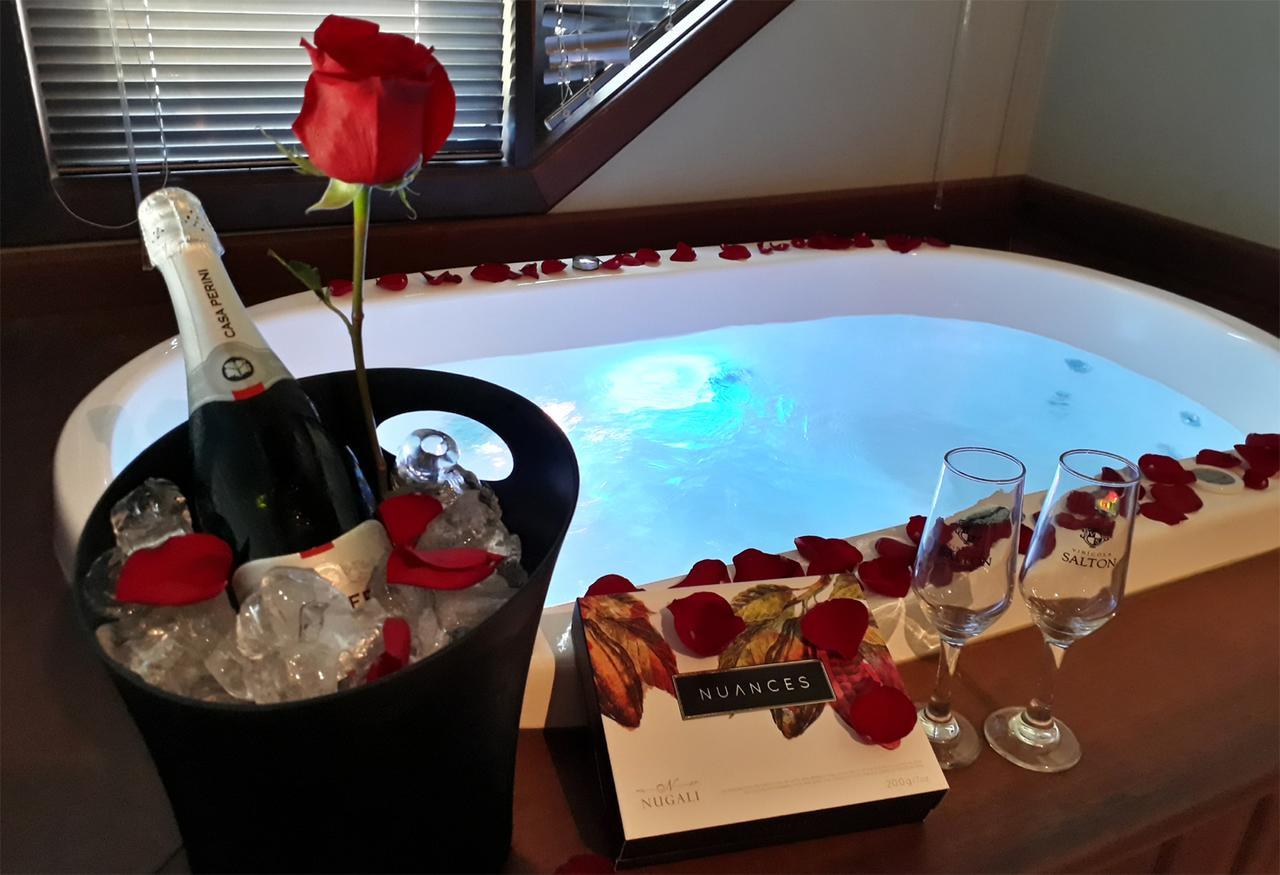 Deluxe Suite Spa Bath